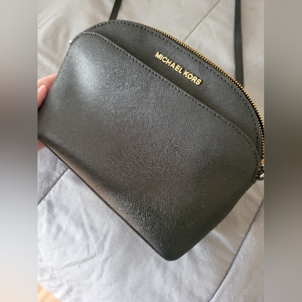 Michael Kors Jet Set Medium Dome Crossbody Purse in Black
